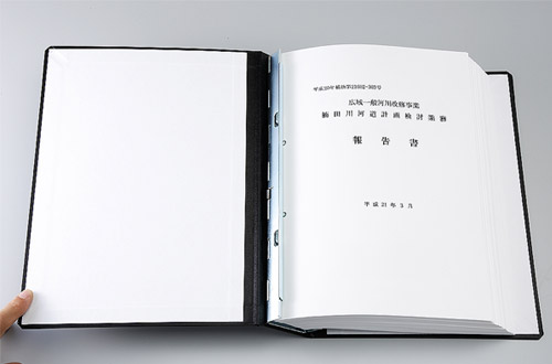 ① 各金具が固定されており、書類がファイリングされています。