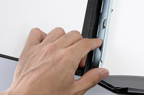 ② 最初に、中央の金具に指を引っ掛けます。