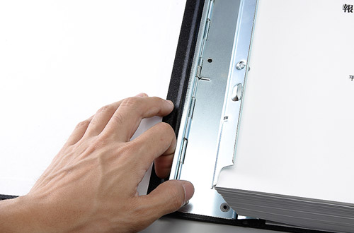 ③ パチンと金具が外れる音がして簡単に外せます。