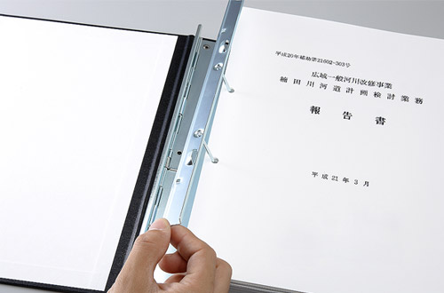 ④ 書類を固定している心棒を引き上げます。※ 写真は2穴タイプですが、4穴タイプもございます。