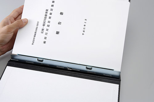 ⑦ パチンと音がするまで金具を固定します。この様に簡単・安全にファイリングができます。